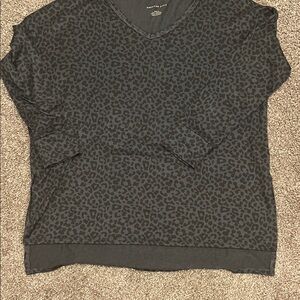 American Eagle Black/Gray Leopard V-Neck Sweatshirt